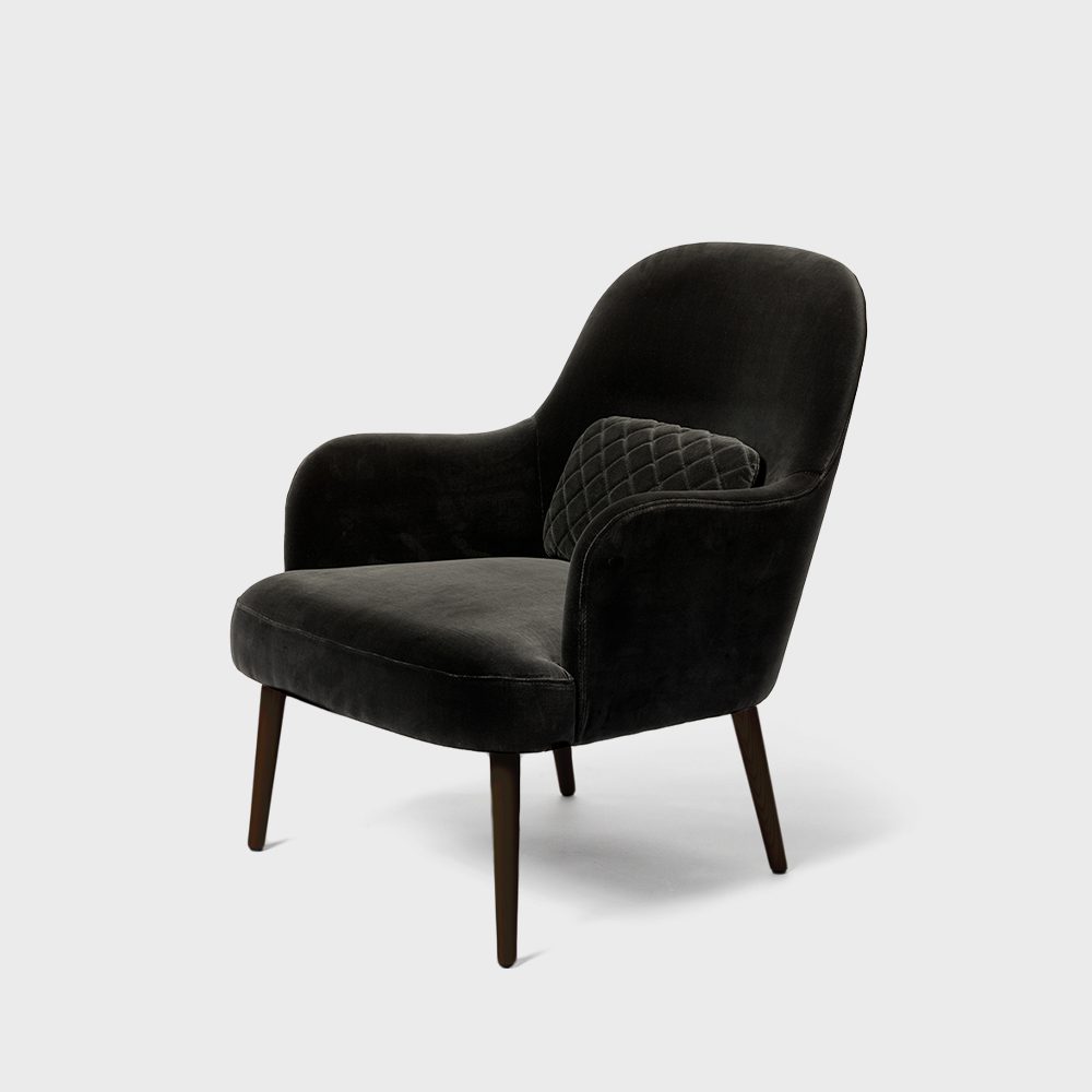Aston 05 Wood är en klassisk loungefåtölj med konformade ben i ask och skön stoppad sits.