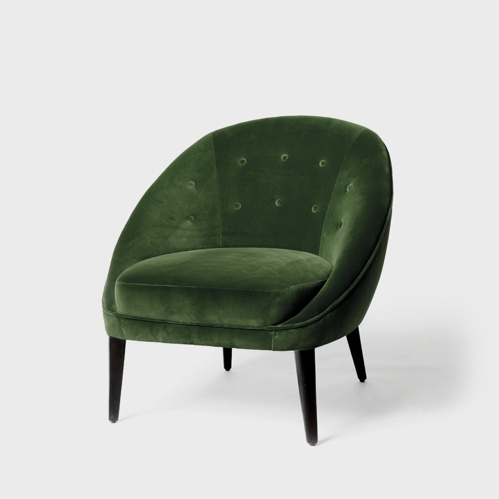 Dreamy - fåtölj med omfamnande design. Dekorativa knappar i rygg. Svarta ben i trä. Klädd i mörkgrön sammet.