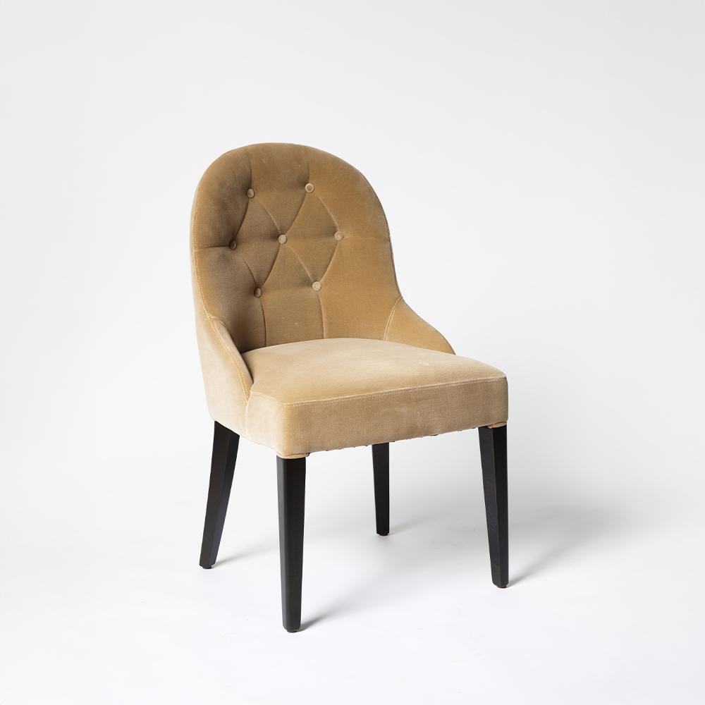 Mimic - elegant stol med sju klädda knappar i rygg. Sits och rygg klädd i beige sammet. Svarta ben i bok.
