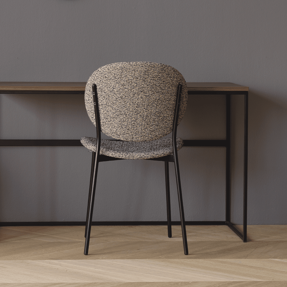 Tender - Stol med ben i svart metall. Klädd sits och rygg i beige/svart melarat tyg med struktur. Stolen har en rund rygg.