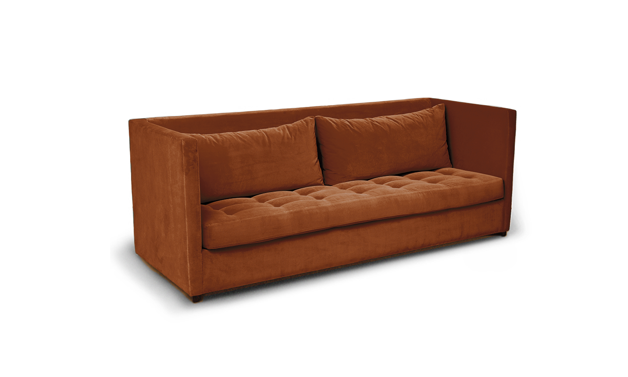 Speaker - roströd soffa som har en lös sittdyna med dekorativa knappar och två lösa ryggplymåer.