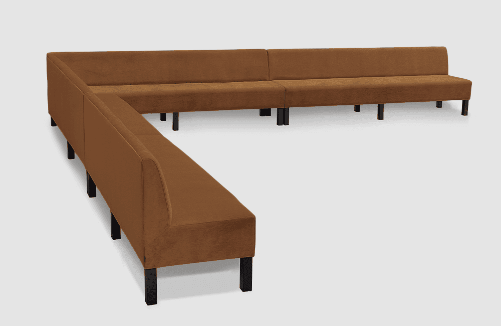 Mind - diningsoffa med flera moduler. Svarta ben i bok. Klädd i rostfärgad sammet.