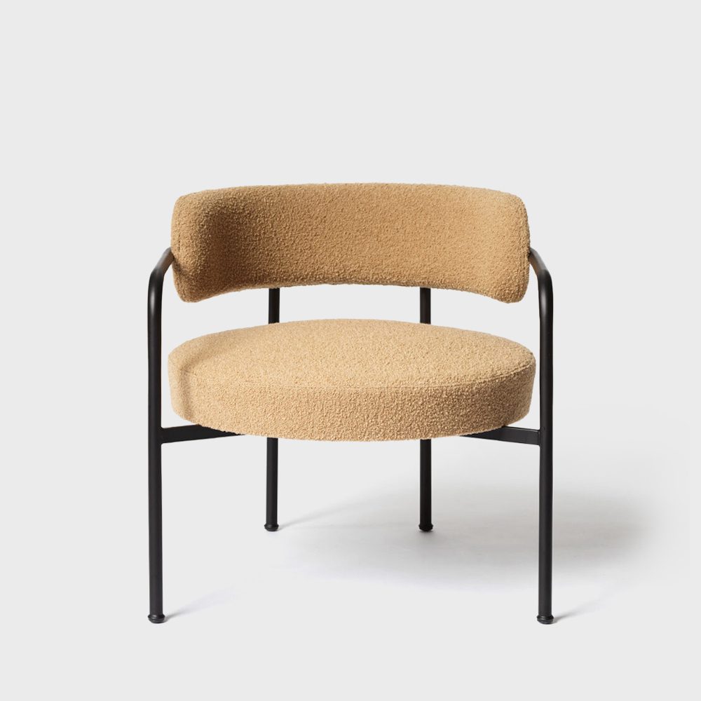Zeus Lounge - nätt fåtölj med ben och karm i svart metall samt stoppad sits och rygg i boucle-tyg.