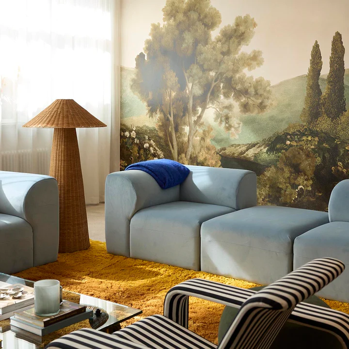 Miljöbild på modulsoffan Gino, bestående av tre moduler, klädda i ljusblå sammet.