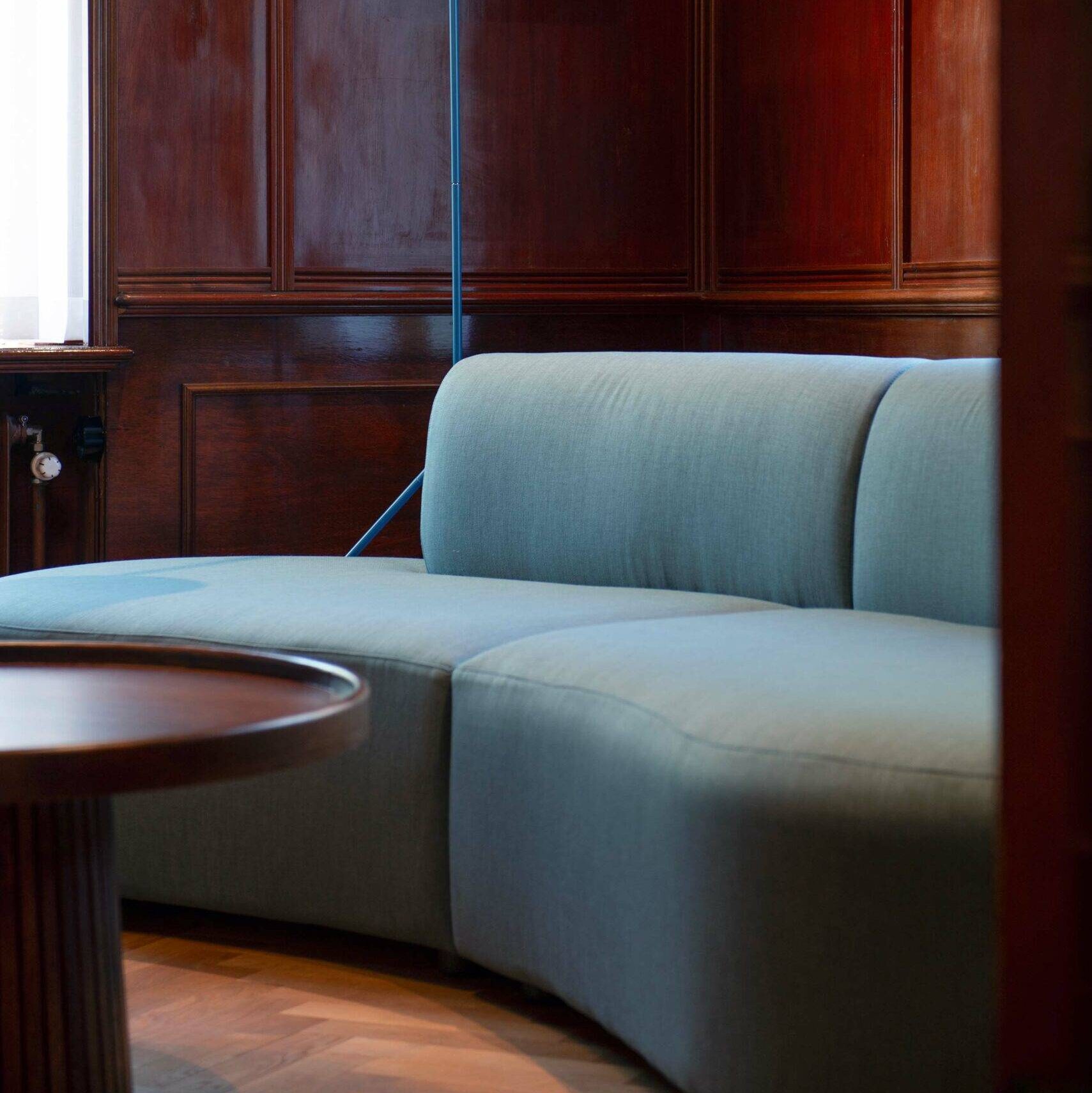 Ghost Modular - modulsoffa klädd i ett blått tyg.