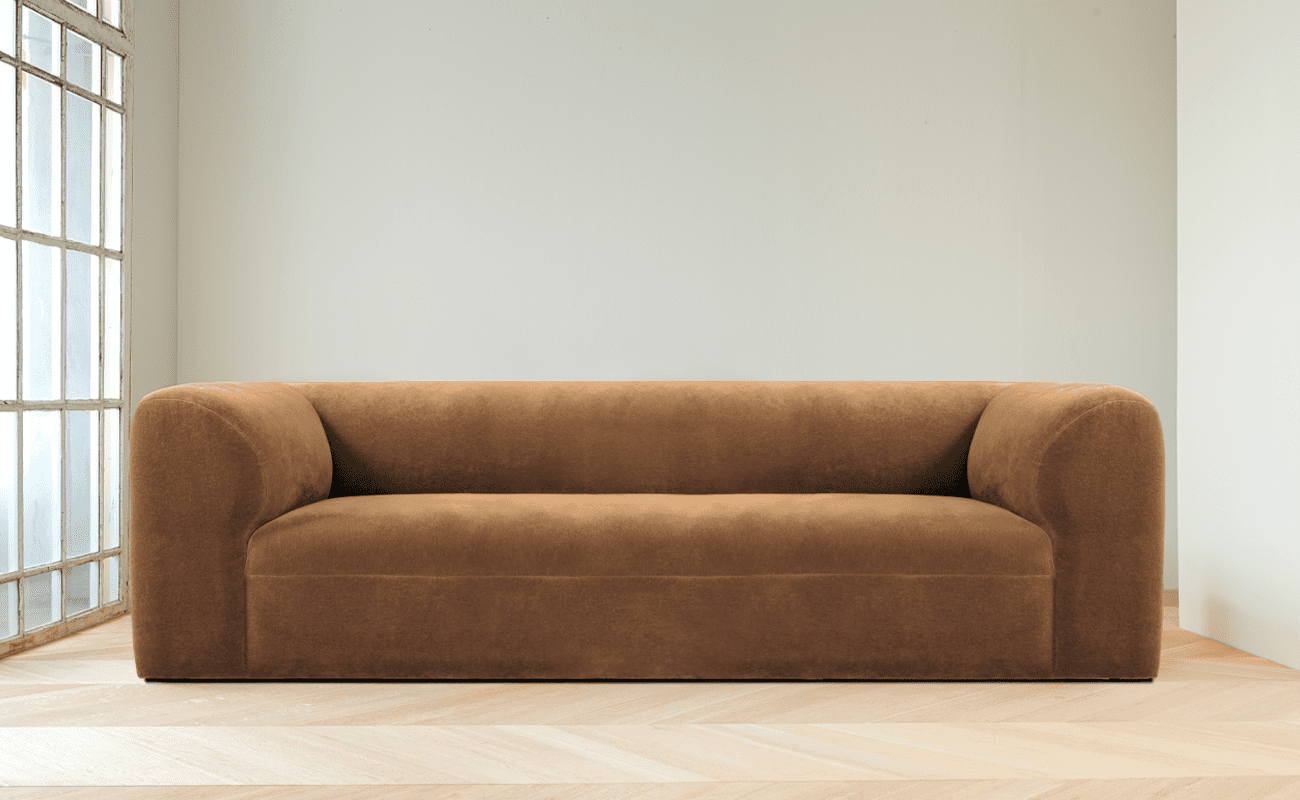 Gino 220cm - Mycket bekväm soffa med mjuka, runda former. Klädd i ljusbrun sammet.