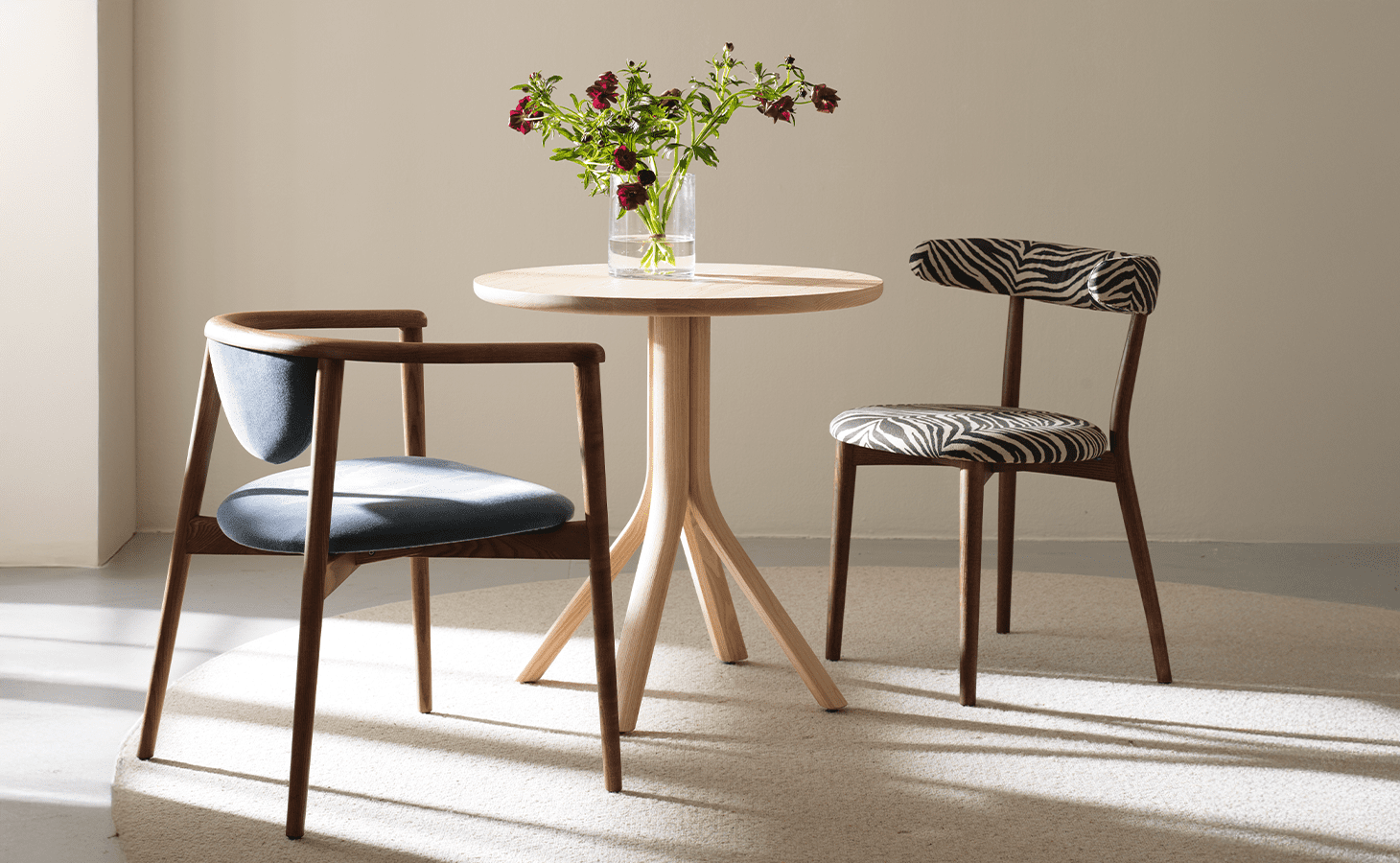 Stolarna Ruth och Dot vid bordet Tree.