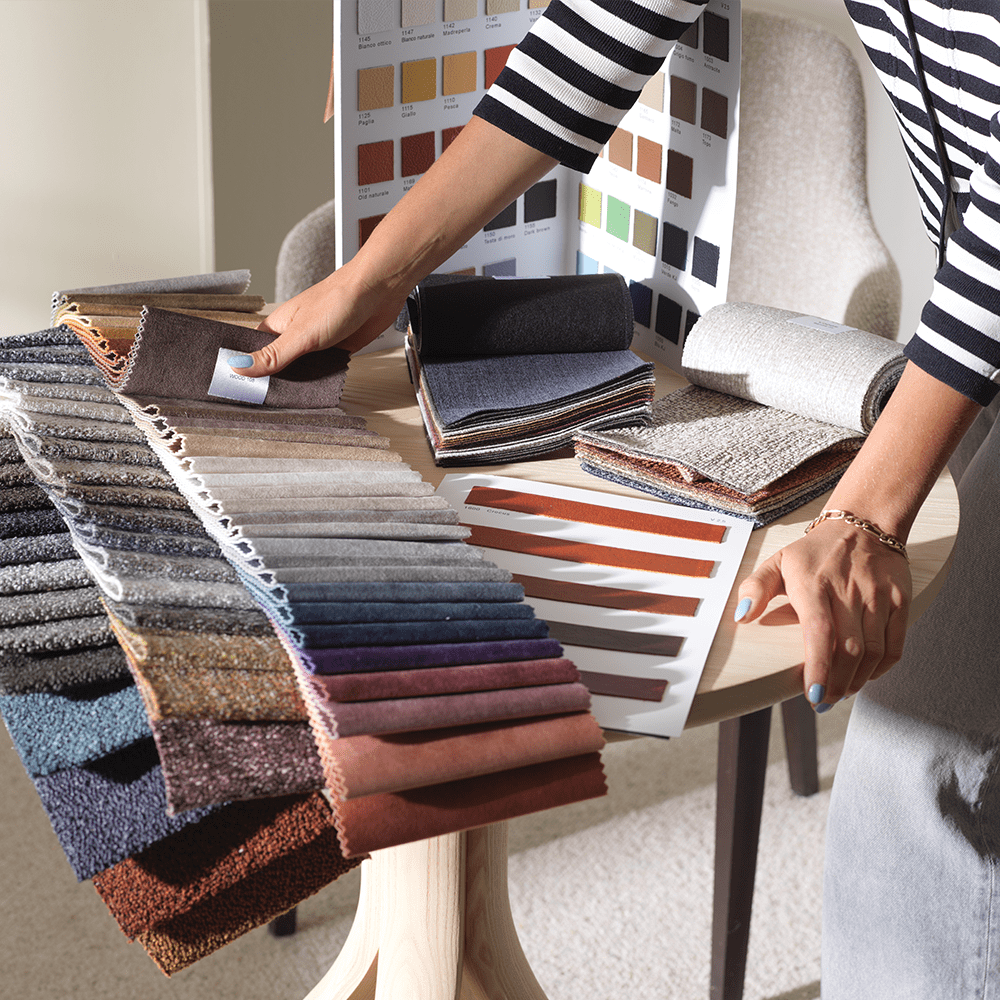 Sammetstyg, boucletyg, tyg med struktur och läder i olika färger.