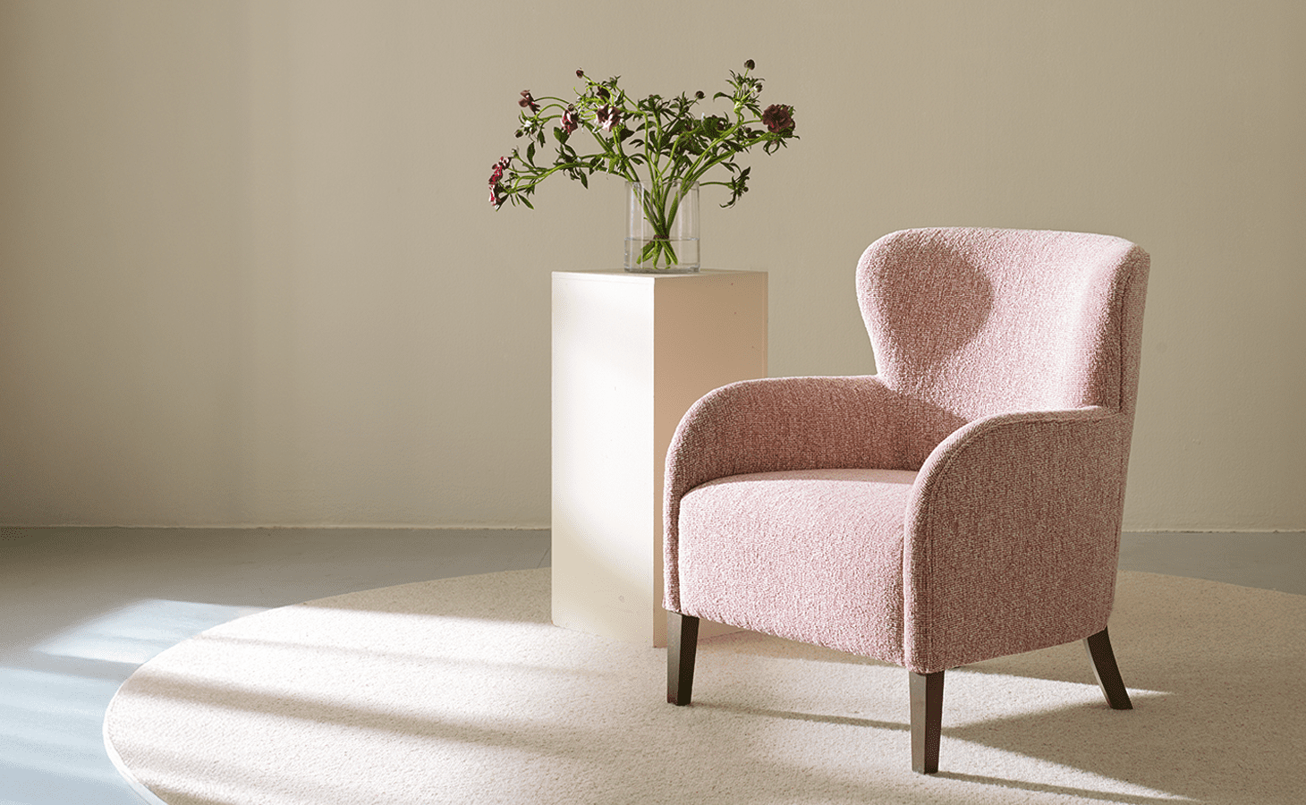 Shell är en mycket bekväm fåtölj med klassiskt formspråk. Fåtöljen har en skön lutning som ger bra stöd för ryggen. Klädd i ett rosa melerat tyg. Små ben i bok.