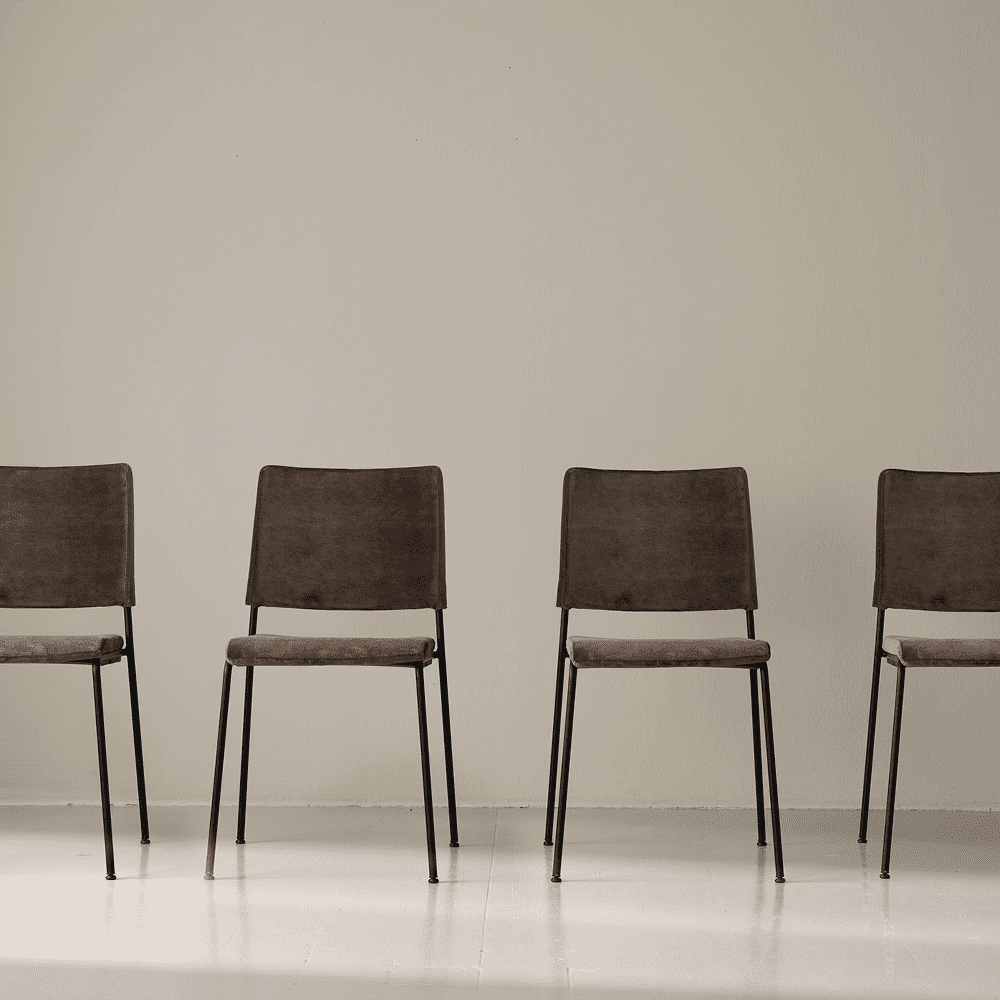 Vesper är en lätt, stapelbar stol med svart stativ, stoppas sits och rygg klädd i sammet