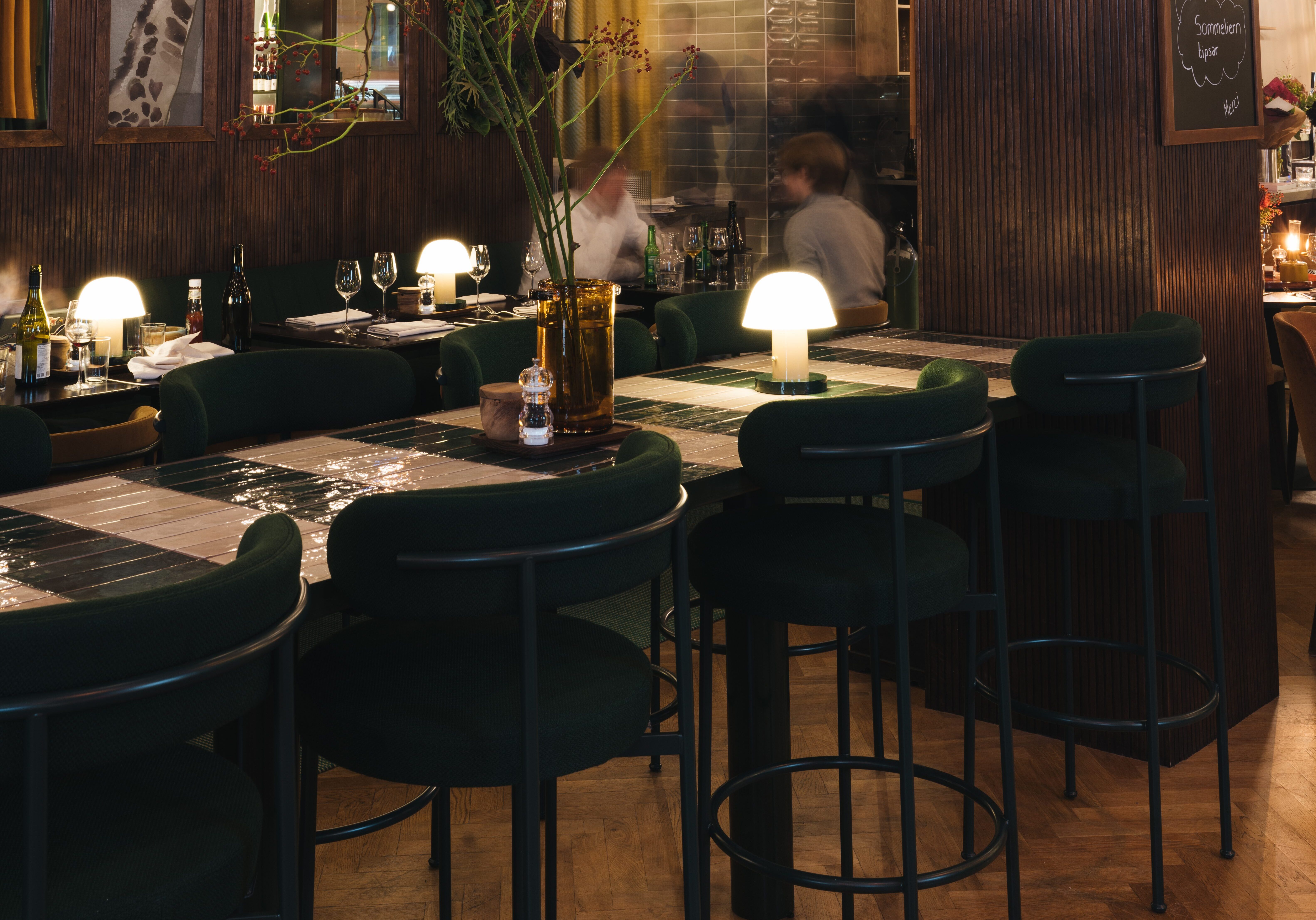 gröna stolar på restaurang La girafe