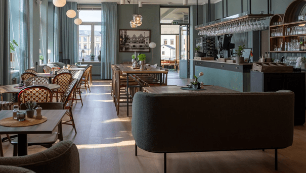 Diningsoffa: Stockholm (i specialmått) / Stol: 504W / Barstol: Straw